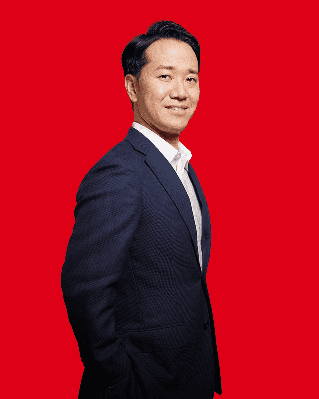 Jun Hashimoto smiling